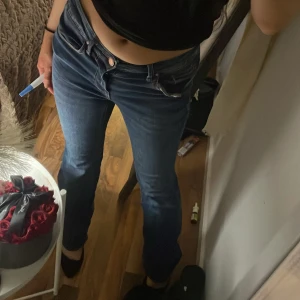 Blå bootcut jeans - Snygga blå jeans  med klassisk bootcut-modell och normal passform. 