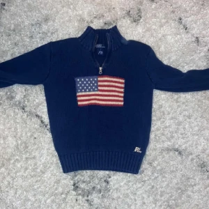 Mörkblå stickad tröja Ralph Lauren - Polo Ralph Lauren half zip, 9/10 skick. Bra kvalitet, knappt använd. Nypris 5500 kr, men säljer för endast 1499 kr. Skriv vid fler frågor eller funderingar. Pris kan alltid diskuteras 🤝