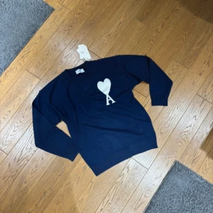 Ami Paris  - En stilren ami Paris sweatshirt perfekt för sena sommarkvällar ☀️|Skick 9/10 | Prislappen ingår ej | Det är bara att skriva vid funderingar | priset är diskuterbart ☺️