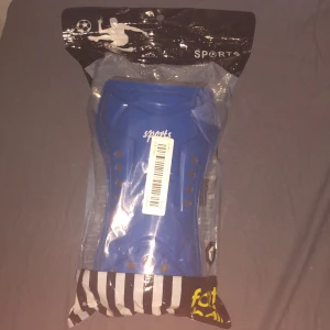 Benskydd - Oöppnad blåa benskydd