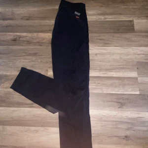 Levi's XX Chino Slim Tapered byxor - Snygga mörkgrå chinos från Levi's i modellen XX Chino Slim Tapered. Byxorna har klassisk passform med smalare ben, bälteshällor och bakficka med knapp. Tillverkade i bomull för en skön känsla och stilren look.