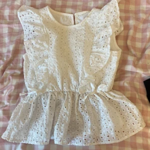 Vit blus   - superrrr söt vit blus som är köpt second hand!🤍