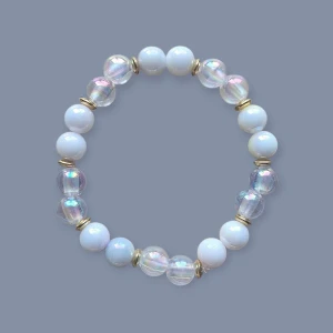 Pärlarmband Vit o Glittrig - Superfint armband med vita och transparenta glittriga pärlor, varvat med små guldfärgade detaljer. Stretchig modell som passar de flesta handleder.