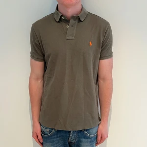 Ralph lauren piké - Ralph lauren piké | Skick: 9,5/10 | M | Fraktar via postnord eller instabox på köparens bekostnad | Hör av dig vid minsta fråga eller fundering! 