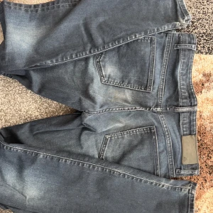 J.Lindeberg Mörk Blåa Jeans (W30 L32) - Skick: Synligt slitage vid benslutet men fortfarande bra skick. Originalpris: ca 1000–1300  