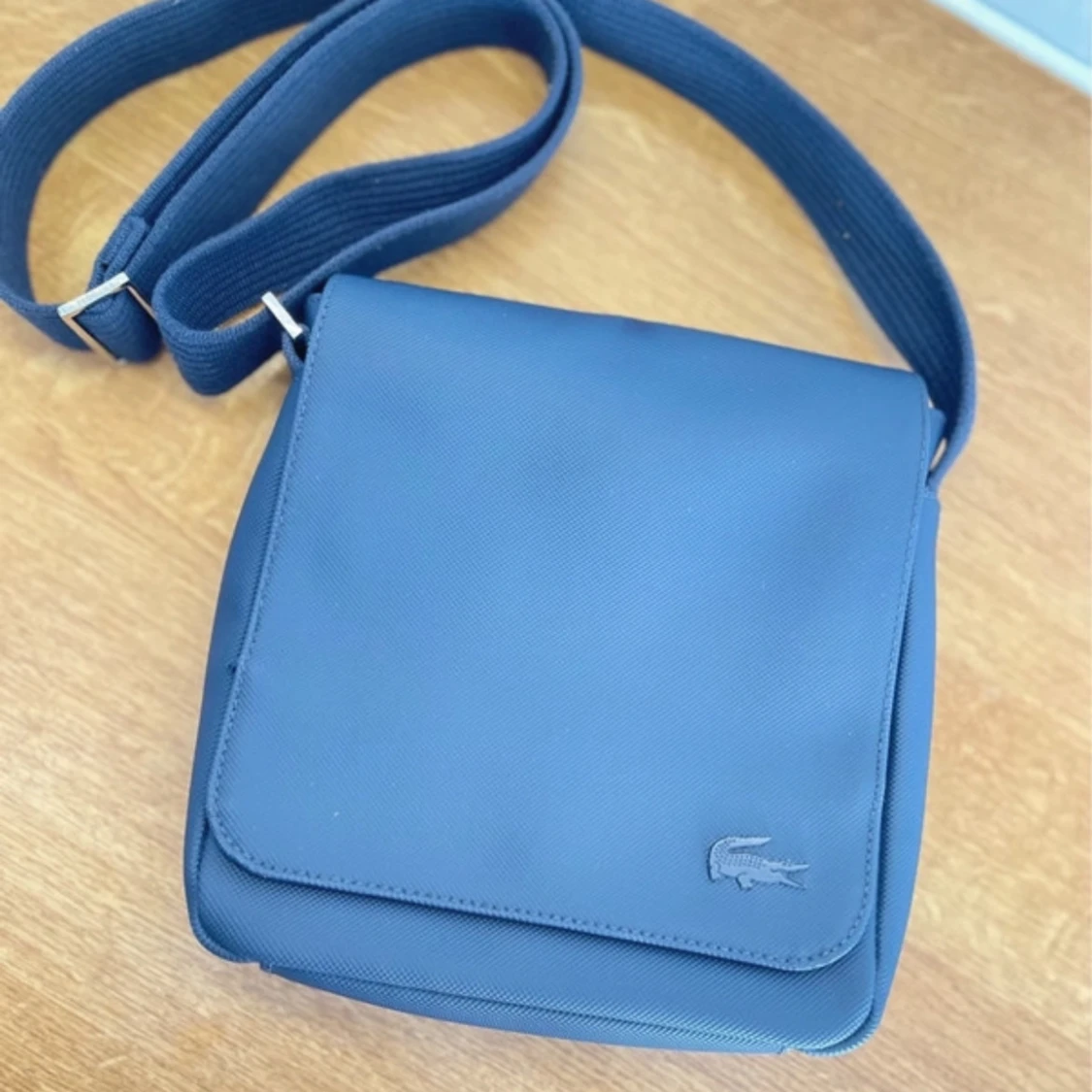 Marinblå axelväska från Lacoste - 3