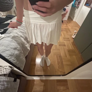 fin vit minikjol ! - Så fin vit somrig minikjol 💞kjolen är ifrån Nelly i storlek xs men är slutsåld i de flesta storlekarna t.ex s,xs💘✌️ superfin nu till domaren,  knappt använd  och perfekt skick 💘 pris kan diskuteras, kontakta bara om du vill ha mått 💞💘