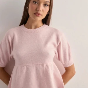 Ljusrosa stickad topp med puffärm - Jättesöt rosa stickad topp från Nelly som inte kommit till användning💕💕 storlek m men passar s också! Använd 3 gånger 