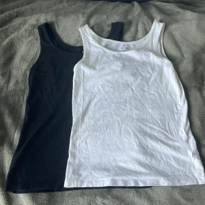 Svart och vitt linne från H&M - Två linnen från hm barnavdelningen, 50kr för båda, pris kan diskuteras. 