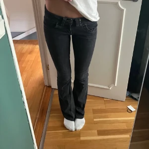 Svarta bootcut jeans från Only - Snygga svarta jeans från Only med bootcut-modell och låg midja. Jeansen har klassiska fickor fram och bak, med coola detaljer på bakfickorna. Perfekta för dig som gillar en tidlös och trendig look. Dom är omsydda till bootcut och sömmen har gått upp lite men inget man tänker på! 💗 (Lånade bilder) 