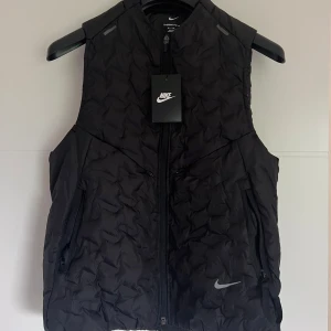 Nike väst - Svart Nike väst. Oanvänd. Strl M slim fit (nästan S).