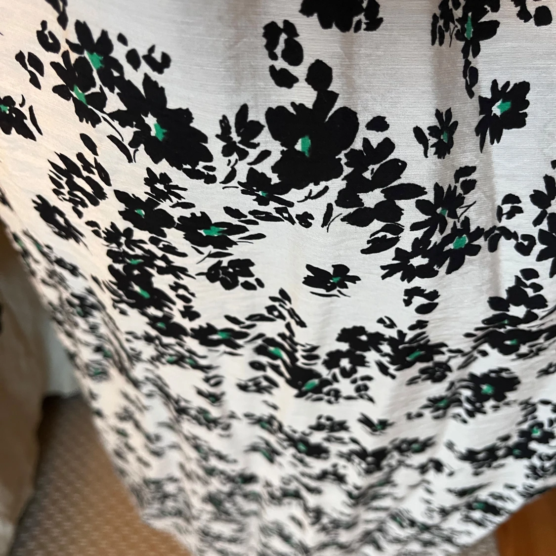 Blommig långklänning med v-ringning - 4