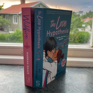 The Love Hypothesis - En färgstark och charmig bok med tecknad omslagsbild av två personer som kysser varandra, omgiven av labbflaskor. Perfekt för dig som gillar romantik och vill ha en lättsam, modern berättelse med vetenskaplig twist.