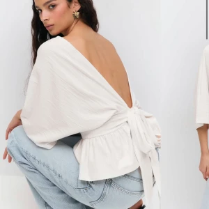 Vit topp med öppen rygg och knyt - Superfin vit topp med knyt i ryggen från ginatricot🫶🏼 Helt ny med prislapp kvar!