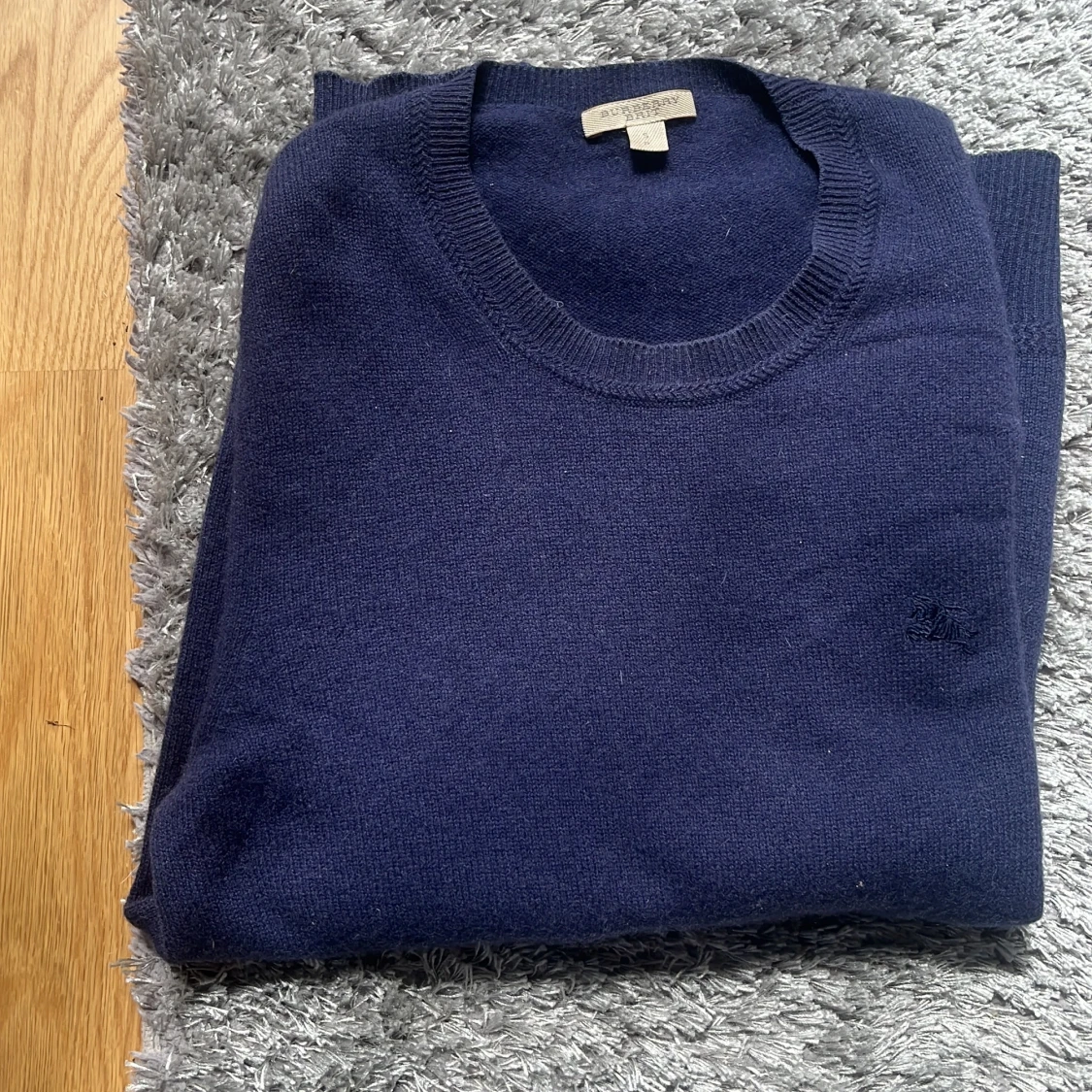 Mörkblå kashmirtröja från Burberry