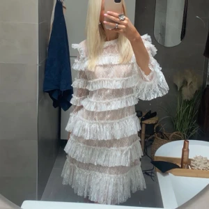 ByMalina klänning  - Säljer min fina Malina klänning, använd vid fåtal tillfälle. Storlek M, men passar hur bra som helst på mig som har xs/s vanligtvis.💕2800 kr nypris. 