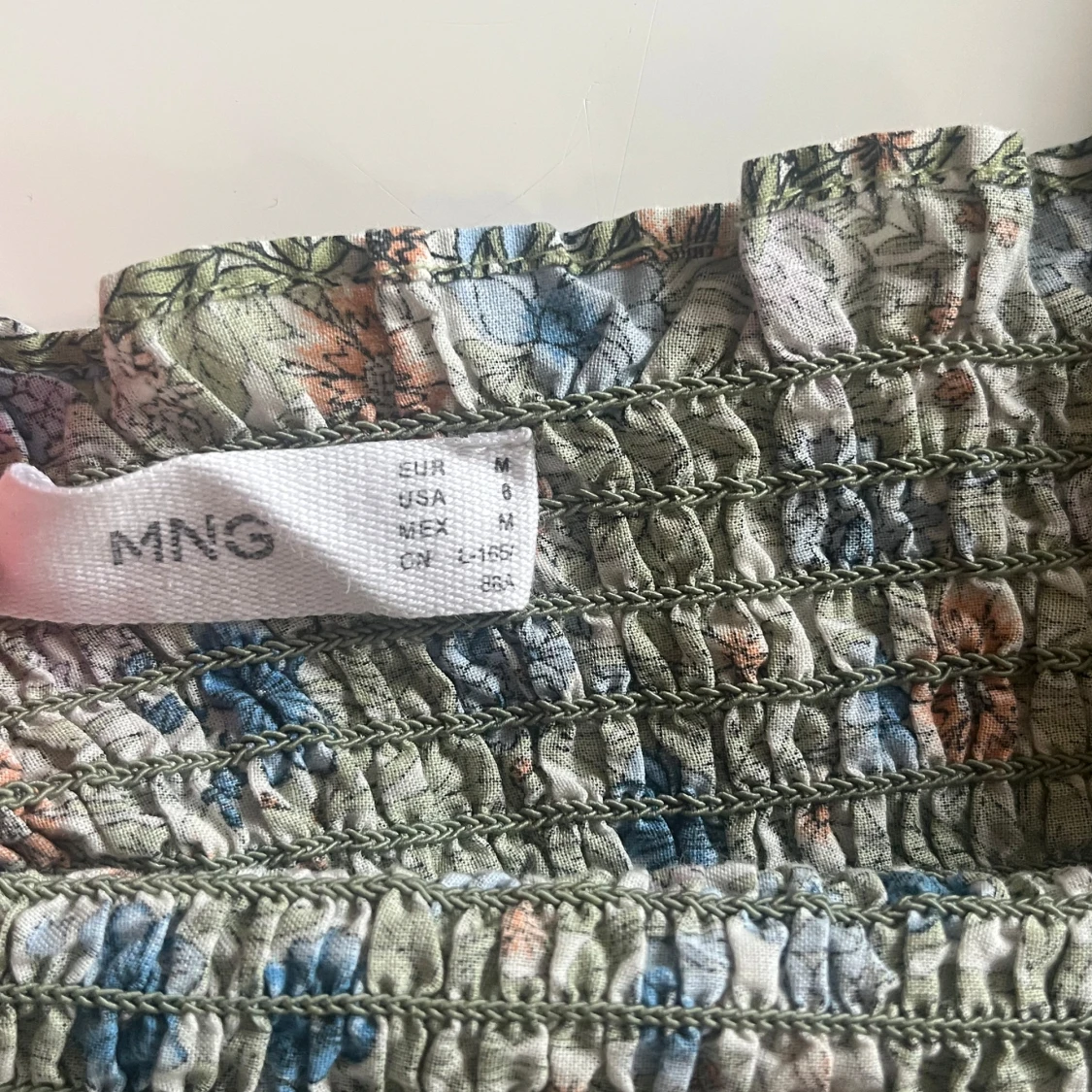 Blommig topp från mango med volang - 1