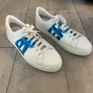 Burberry skor med blå logga - Burberry skor i toppskick, använda max 3 gånger pga att jag köpte fel storlek, fräscha skor för dig som vill ha något mer unikt