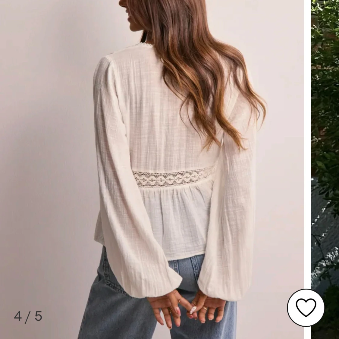 Vit blus med spetsdetaljer från Nelly - 1