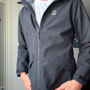 Haglöfs jacka - Säljer denna snygga tvär feta haglöfs jacka för endast 529kr! Killen på bilden är 173cm lång perfekt är 163cm