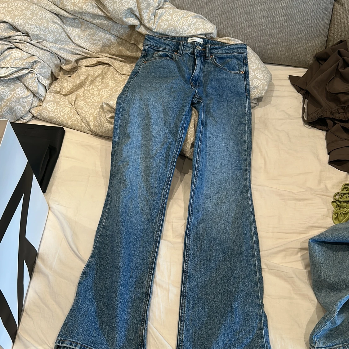 Blå bootcut jeans från Select Jeans