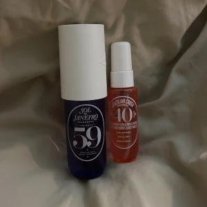 LÄS beskrivning. Sol de Janeiro Cheirosa 59 samt Sol de Janeiro 40Perfume Mist - Fräsch och trendig body mist från Sol de Janeiro, Cheirosa 59 samt Cherirosa 40. De är köpta förra året och har ganska mycket men har men har alltid luktat lite konstigt i början sedan jag köpte den och luktar konstigt nu när man sprayar den men luktar som den sak när den har torkat ned. Säljer därför billigt.  Båda för 60 kr. Cheriosa 59 ca 60% kvar cherirosa 40 full 30ml 