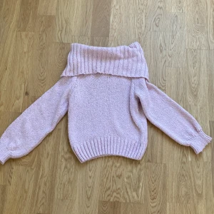 Ljusrosa offshoulder stickad tröja - Supermysig ljusrosa stickad tröja med bred ribbad offshoulder-krage. Tröjan har långärmade ärmar. Tröjan är inte sliten eller något, jag säljer för att jag inte gillar offshoulders längre. Skriv till mig om du är intresserad av att köpa eller har några frågor❤️❤️