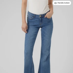 Bootcut jeans, Vera Moda  - Köpt för 600 kr. Har använd jeansen en gång. Säljer för att de inte kommer till användning. Jeansen har en bootcut modell med låg midja. Inga problem med jeansen. Är 163 cm lång. Behövde trycka in nytt skick men har ej kvar prislappen eller originalförpackning. Pris kan diskuteras 
