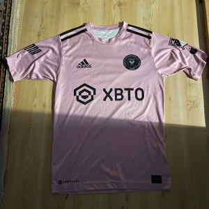 Inter miami fotbollströja  - En Inter Miami fotbollströja med nummer 10 Messi på ryggen, säljer pågrund av för liten i storlek. PRIS KAN DISKUTERAS 