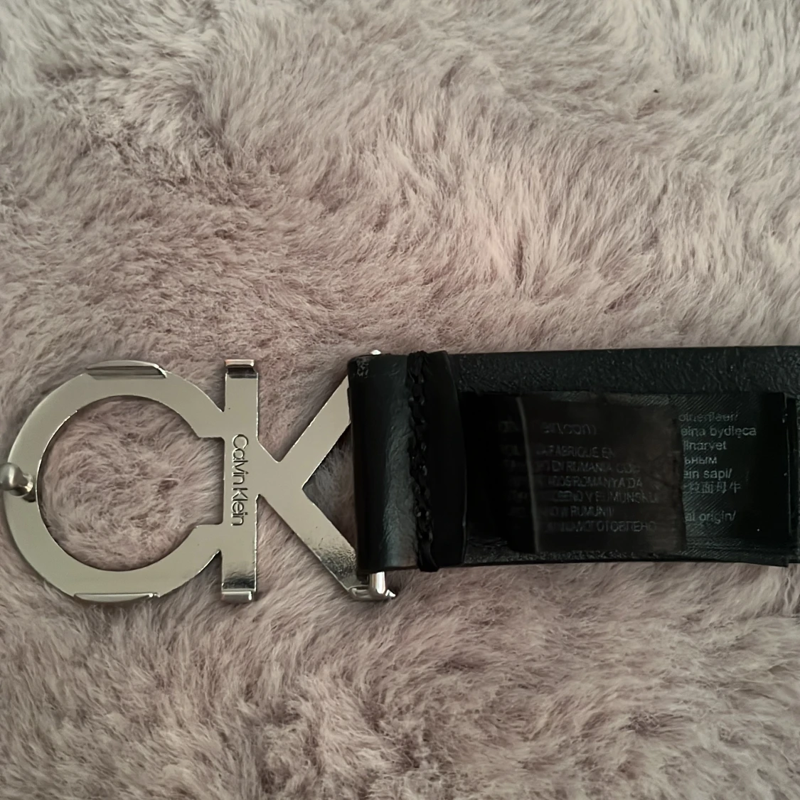 Svart Calvin Klein bälte med CK-spänne - 3