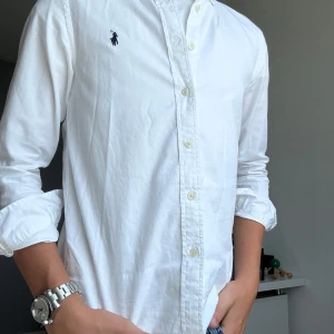 Ralph Lauren skjorta - Säljer denna tvär feta skjorta från Ralph lauren för endast 579kr! Killen på bilden är 173cm lång och skjortan passar bäst på 165-170cm! 