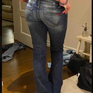 lågmidjade bootcut jeans - (Förra ägarens annons) galet snygga lågmidjade bootcut jeans i så snygg färg🙌🏼💗betalning sker via köp-nu💗