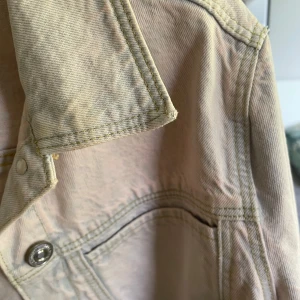 Lilla jeansjacka från Zara - Snygg lilla jeansjacka från Zara med klassisk krage, silverfärgade knappar och coola sömdetaljer. Jackan är till 10 år flicka