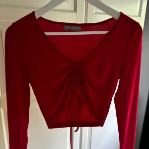 Röd croppad topp med snörning  - Använd nån enstaka gång, i nyskick