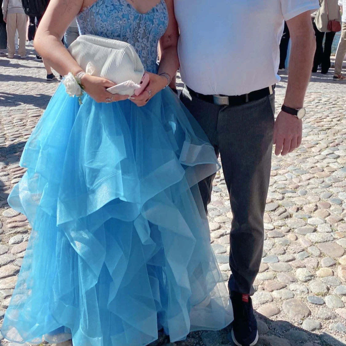 Blå långklänning med spets och volanger - 4