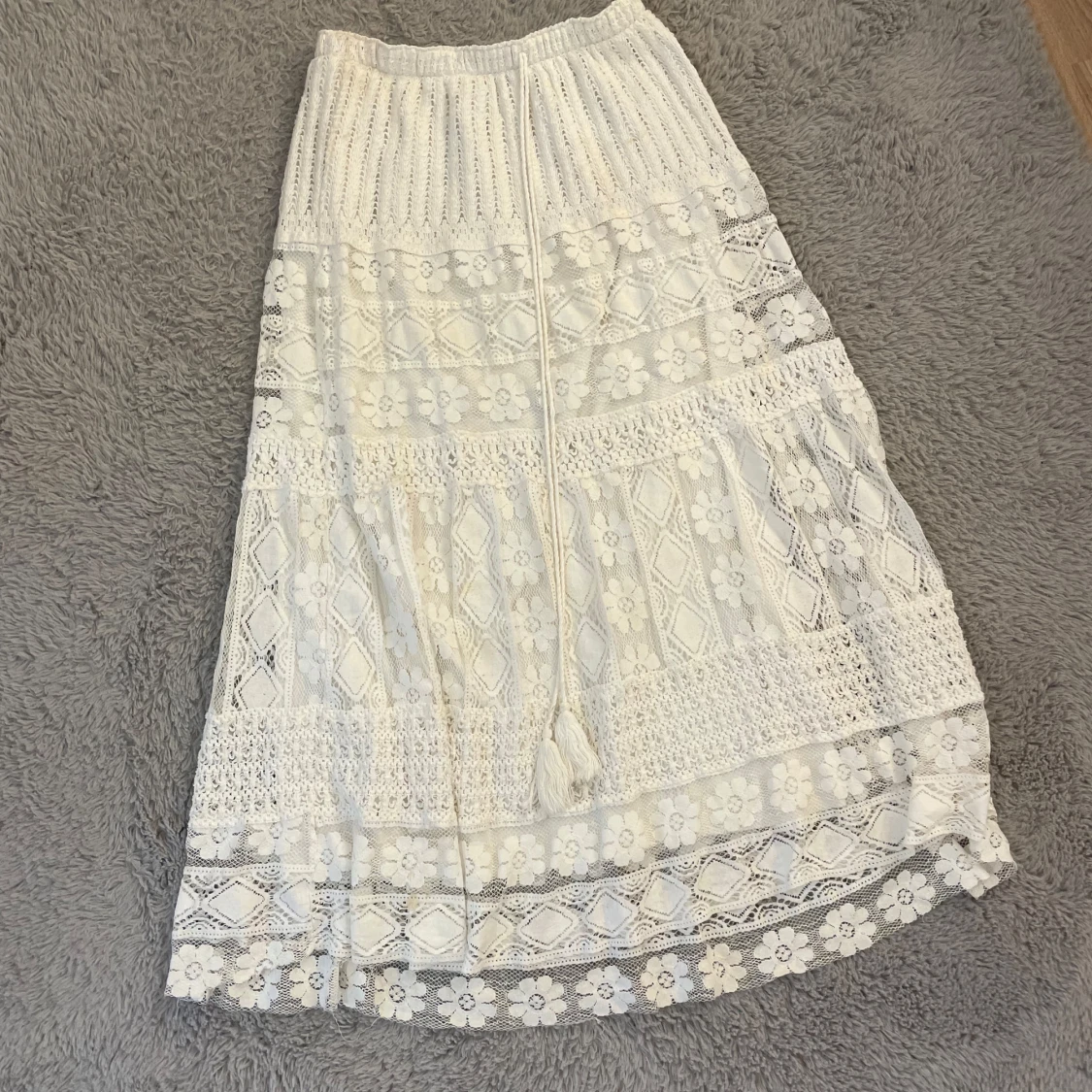 Vit långkjol med spets och snörning - 1