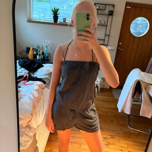 Byxdress - En super najs sommar byxdress!🩶Det är en super gammal modell från H&M och är i storlek medium men passar också en i S.