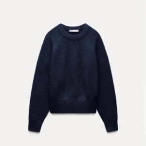 Mörkblå stickad tröja från Zara - Mysig mörkblå stickad tröja från Zara i storlek S. Tröjan har rund halsringning, långa ärmar och en klassisk, enkel design som är lätt att matcha. Perfekt för kyliga dagar och passar till både jeans och kjol. Jättebra skick skulle inte säga att den är nopprig