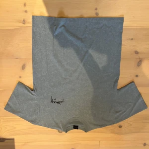 Blå Stüssy t-shirt med tryck XL - Snygg blå t-shirt från Stüssy i storlek XL. T-shirten har ett stort svart grafiskt tryck på framsidan och är tillverkad i mjuk bomull. Klassisk passform med korta ärmar och rund hals. Perfekt för dig som gillar streetwear och vill sticka ut.