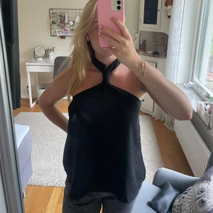 Halterneck topp - Jättefin topp med halterneck, aldrig använd❤️