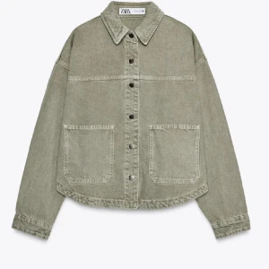 Grön jeansjacka från Zara - Snygg olivgrön jeans jacka från Zara! Sparsamt använd o passar perfekt nu i sommar eller höst💞💞🥰🥰 pris går även att diskutera
