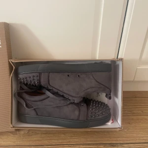 Louboutin med nitar  - Snygga grå loubs med nitar, använda en gång så i princip nya!