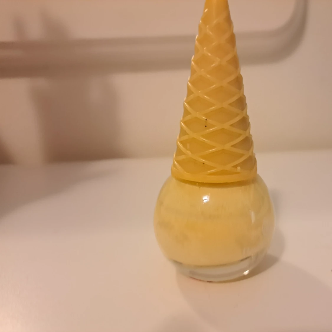 Nagellack i glasskula med strutlock - 1