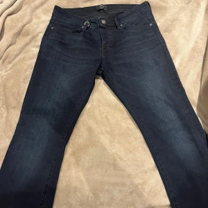 Mörkblå skinny jeans från Neuw - Snygga mörkblå jeans från Neuw i modellen Iggy Skinny, smal passform och är tillverkade i stretchigt denim för extra komfort. Perfekta för dig som gillar jeans med snygg passform och skänt matrial. Inga defekter,Köpta för 1499 mitt pris 500, bara att höra av sig