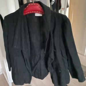 Svart linnejacka - Jättesnygg linneskjorta som passar jättebra!