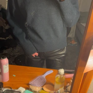 Mörkblå stickad hoodie från Gina Tricot - Mysig mörkblå hoodie från Gina Tricot med huva och snörning. Tröjan är stickad och har en relaxed passform med långa ärmar. Perfekt för kyliga dagar när du vill vara både bekväm och snygg. Använd endast en gång då den är lite för stor för mig!