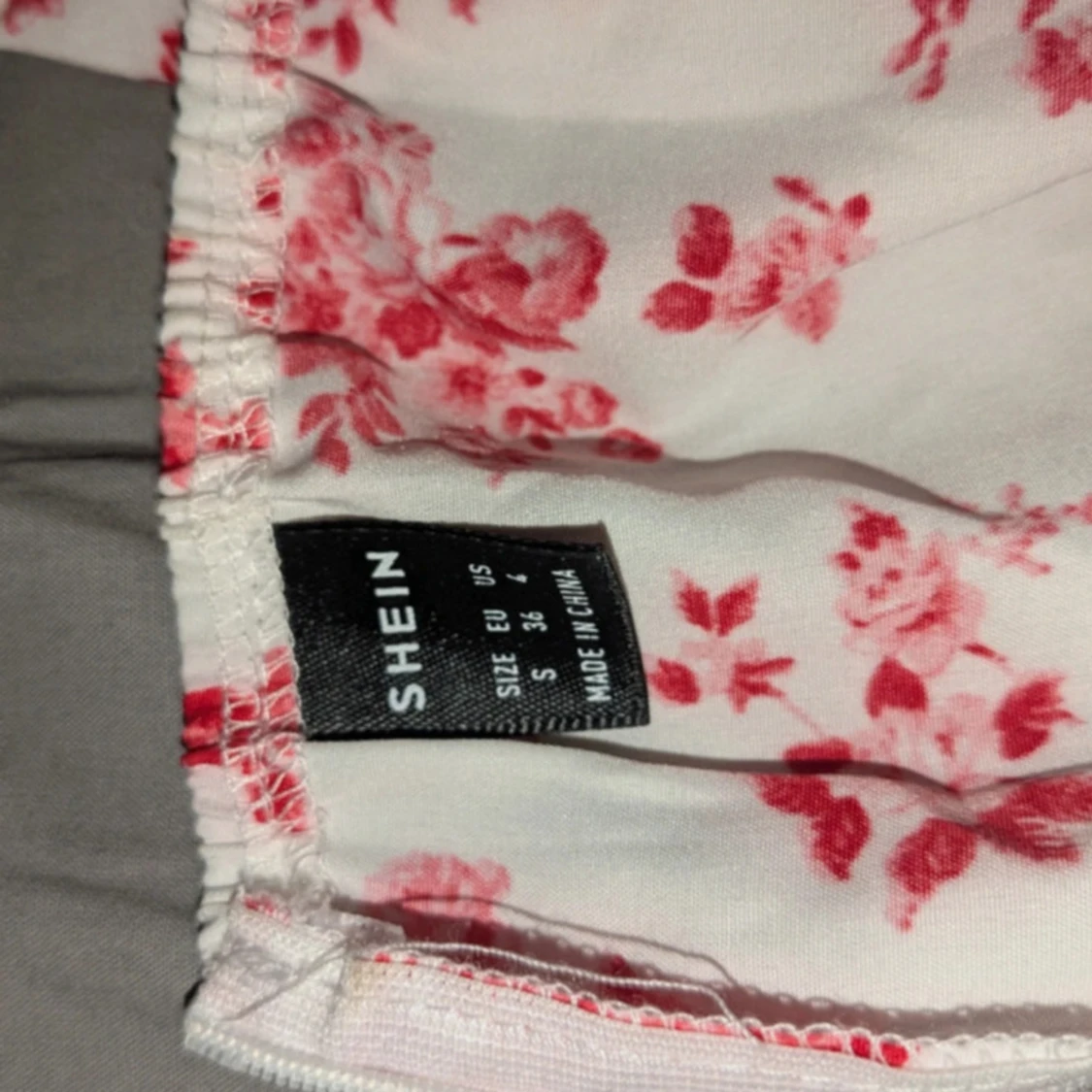 Röd omlottklänning med hjärtan från SHEIN - 4