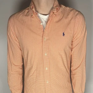 Ralph lauren skjorta - En riktig snygg och trendig Ralph lauren skjorta i fint skick, storlek S, slimfit,  vid frågor är de bara att skriva // Gramenti 