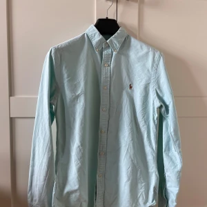 Ralph Lauren skjorta - Snygg Ralph lauren skjorta perfekt till sommaren i storlek S. Mycket bra skick och en snygg färg. Hör av er vid frågor och funderingar!