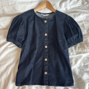 Zara denim top - Zara denim top i storlek M men passar som S då den är liten i storleken 💕